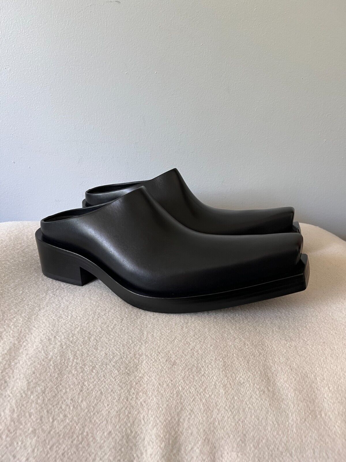 Balenciaga Santiago Mules - Size 42 - Black Calfskin Leather Balenciaga Santiago Mules - Size 42 - Black Calfskin Leather