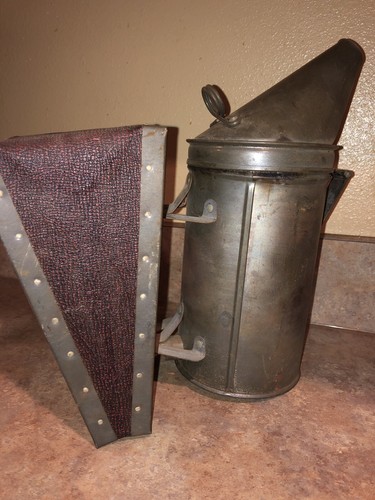 Bee Smoker Kelley's Smoke Cloud Vintage Antique Made in Clarkson, Kentucky A+