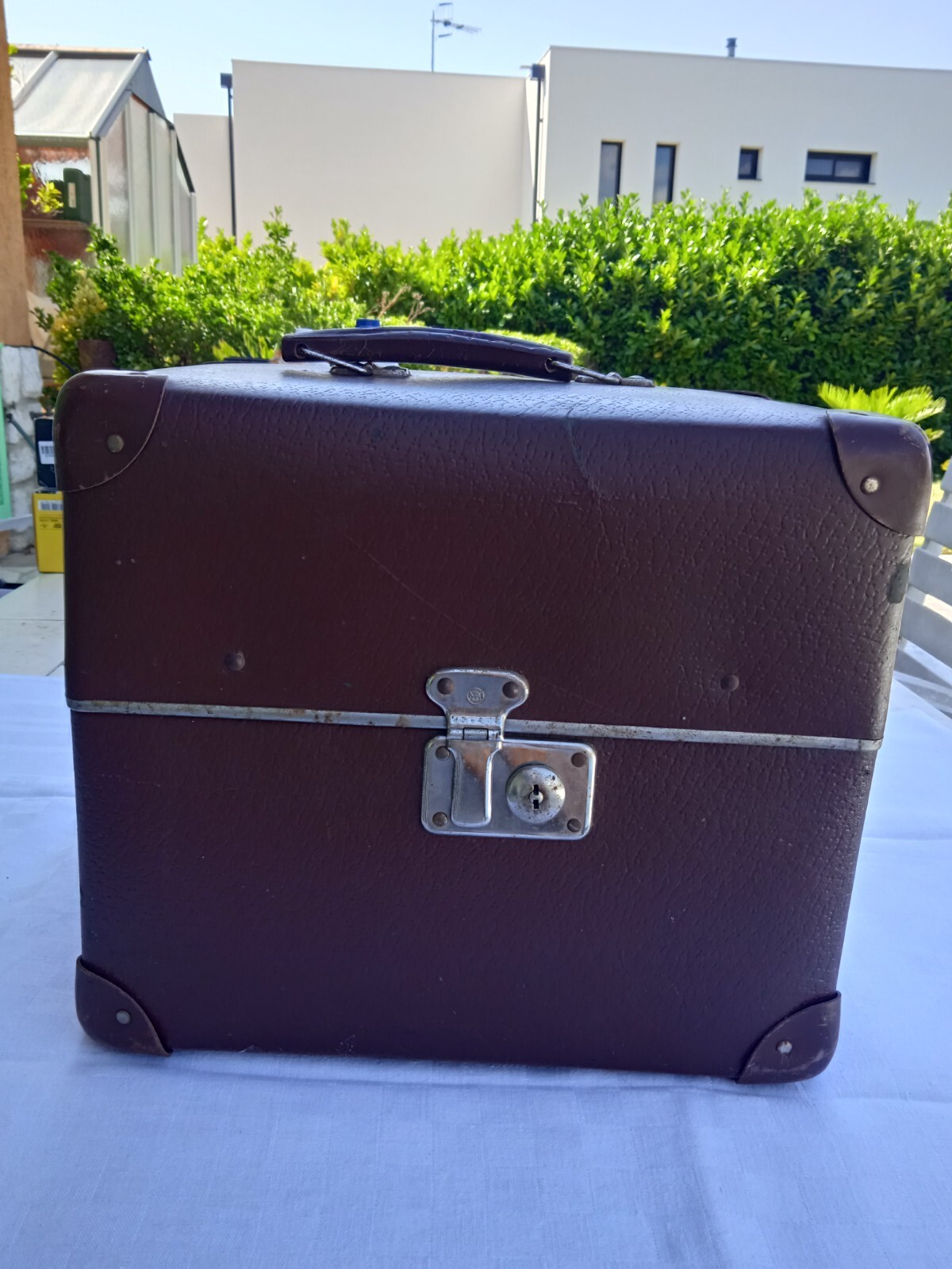 Main d'un homme allumant un projecteur vintage dans une pièce sombre et