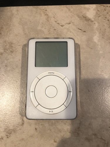 初期のiPod classicです。 ホワイト　金属バック　ジャンク 初期のiPod classicです。 ホワイト 金属バック ジャンク 初期の