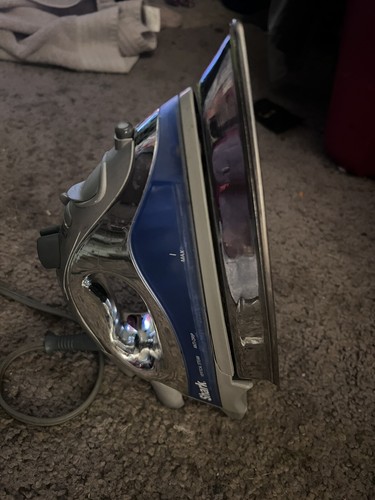 Shark GI405 Steam Iron - Gray/Blue