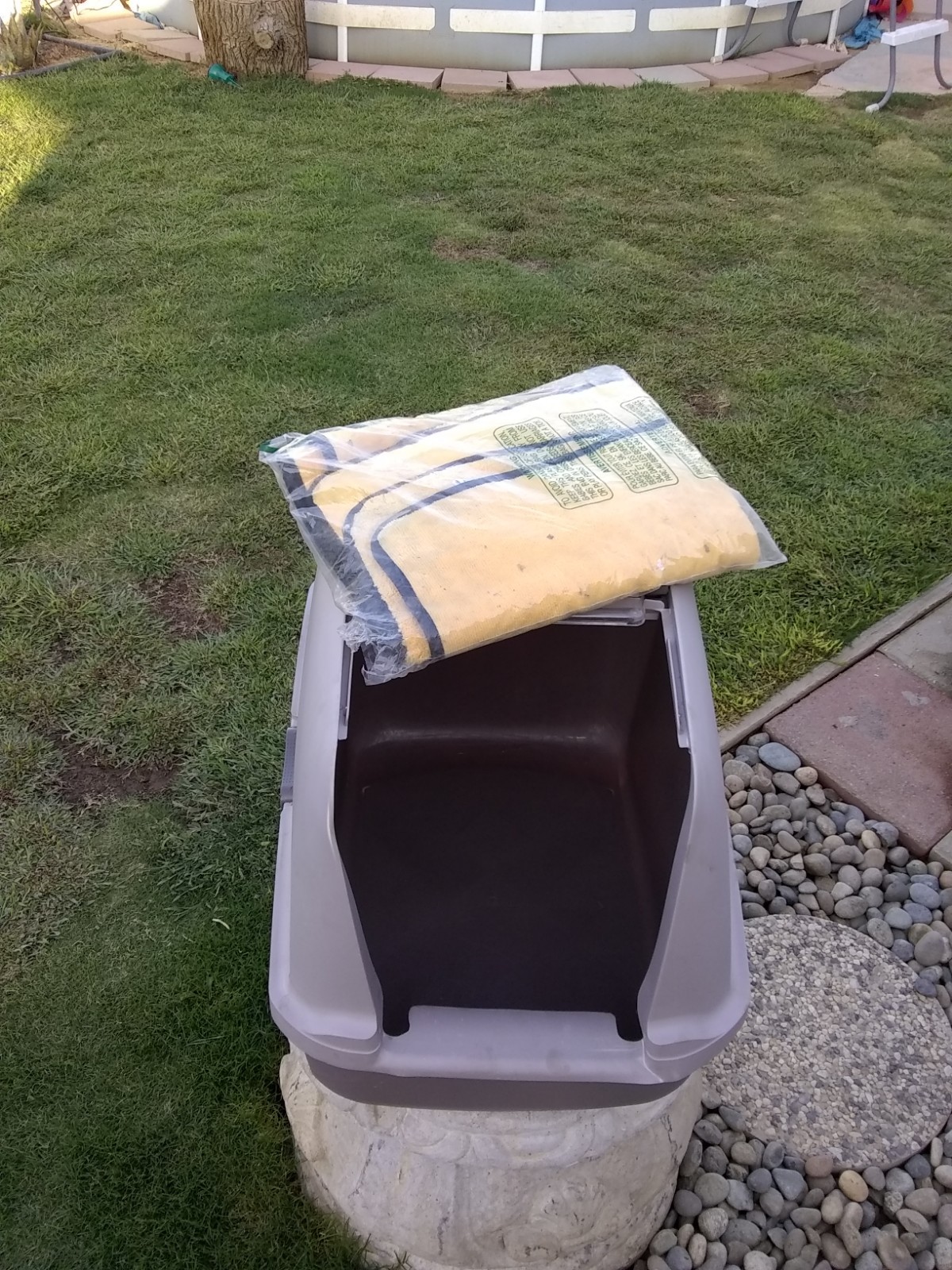 The Catit Magic Blue Litter Box Jumbo allows for optimal air filtration