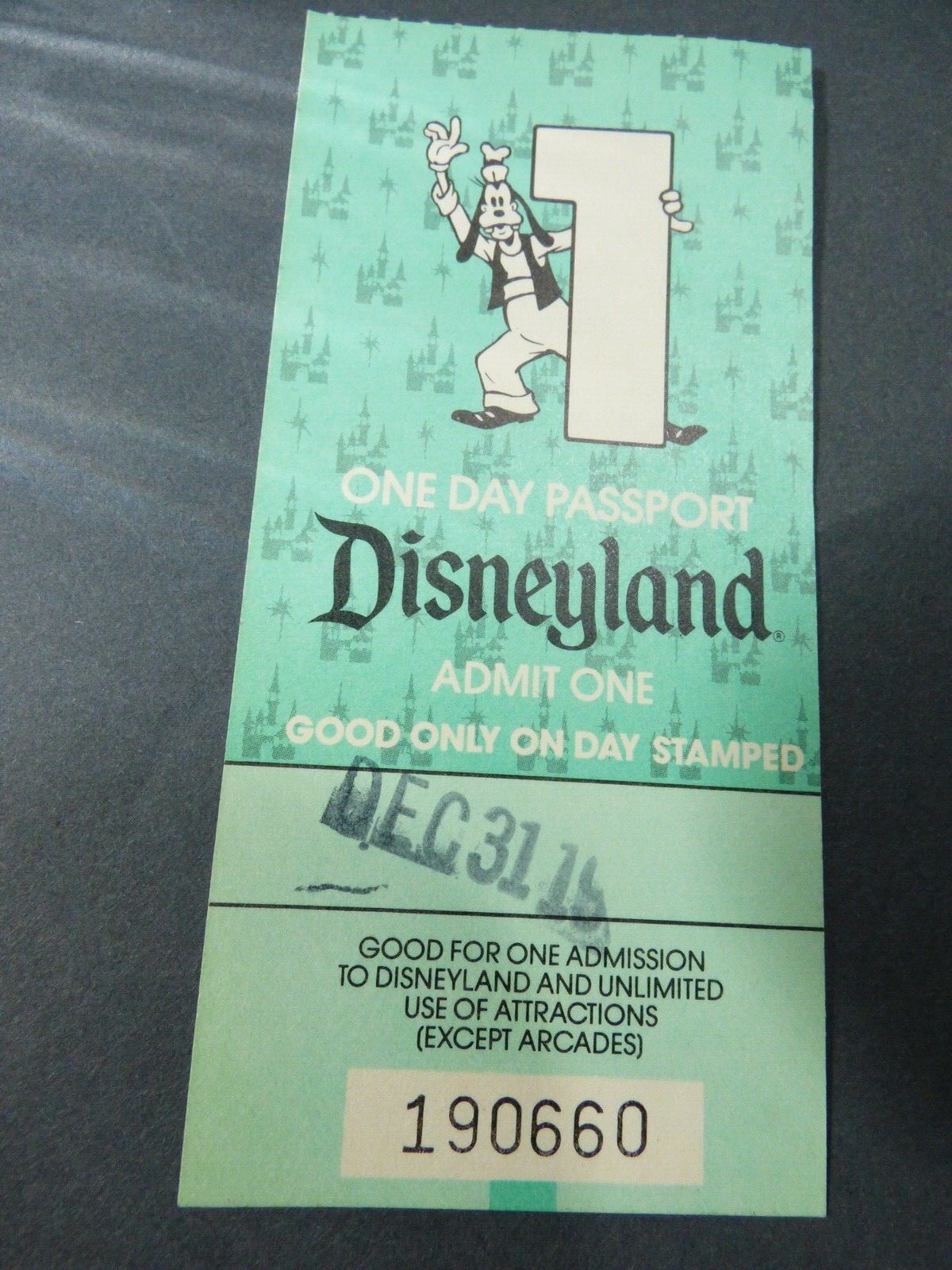 なぁ DISNEYLAND COMMEMORATIVE PASSPORT ULTRA RARE Vintage Disneyland 45 Years Of Magic