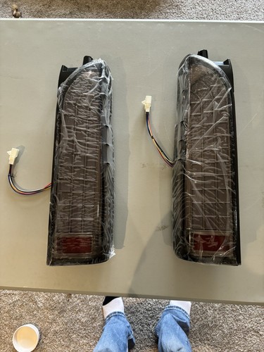 Yosoo LED Tail Light Assembly for Hiace 200 Commuter Van 2005-2017 One Pair