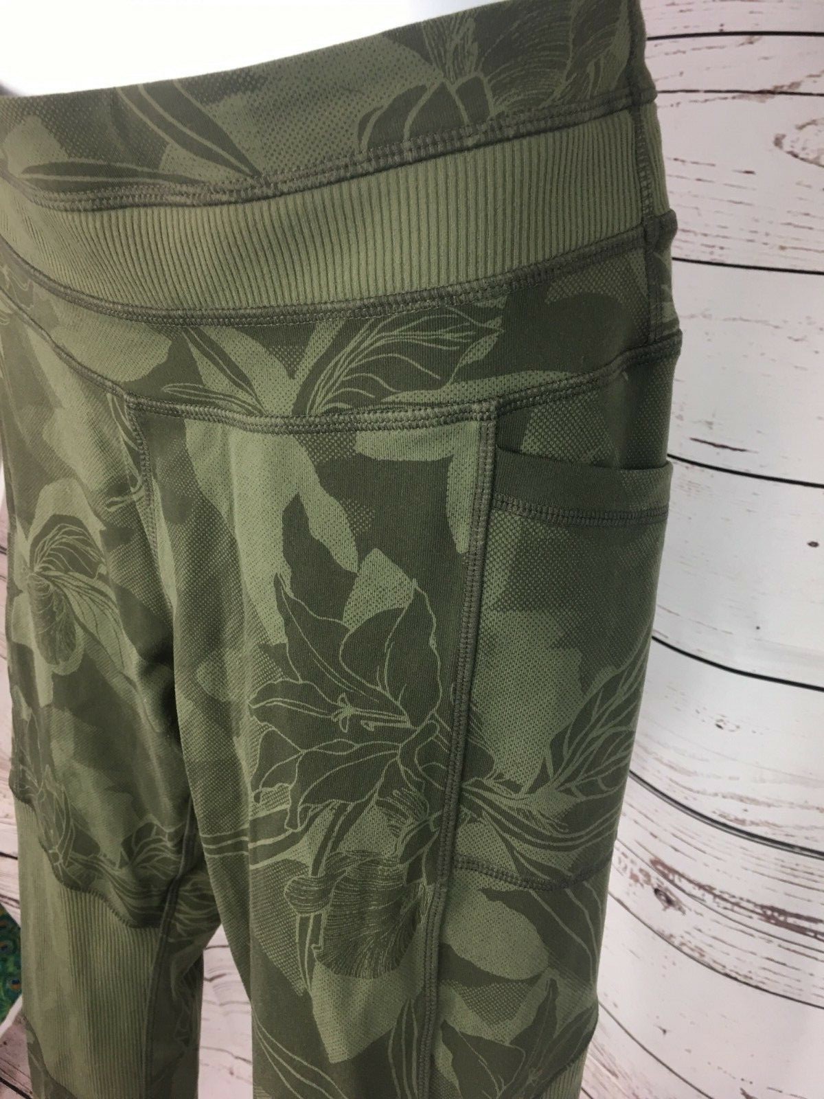 ATHLETA TROPICAL EXCURSION SIZE MEDIUM OLIVE GREEN HTF WORKOUT EXERCISE YOGA