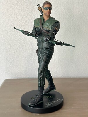 DC Collectibles Arrow Statue SIGNED BY STEPHEN AMELL Arrow TV Series CW NEW