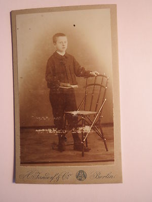 Berlin - stehender Junge mit Buch in der Hand - Stuhl / CDV