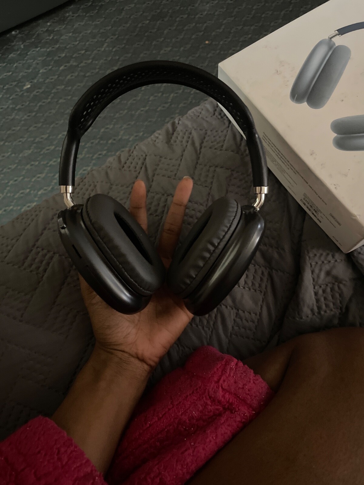 Lasted Apple AirPods Max 2024 Headphones - Space Gray - Open