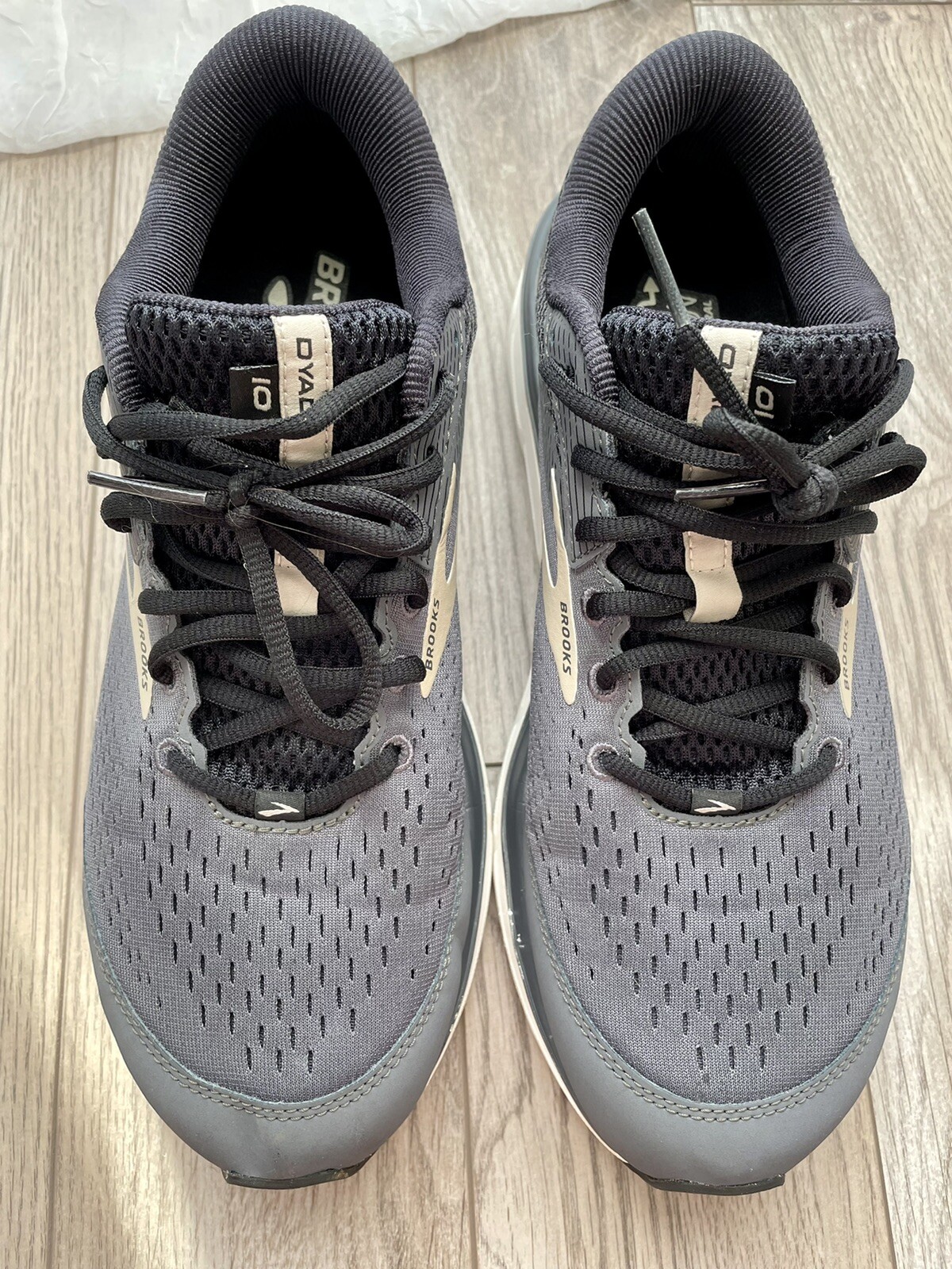 Brooks Dyad 10 Men's Grey Running Shoes 