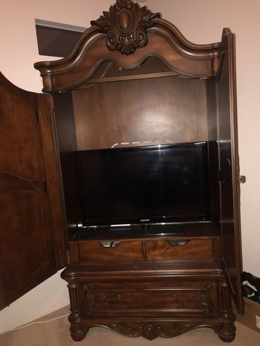 Beautiful Calif King Bedroom Set With 2 Nightstands and Dresser