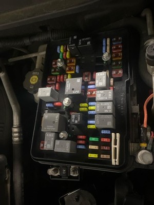 10 CHEVY EQUINOX Engine Fuse Relay Box