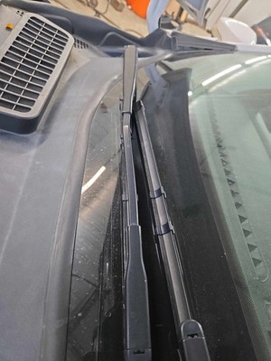 Used Right Wiper Arm fits: FORD ESCAPE 13 14 15 16 17 18 19