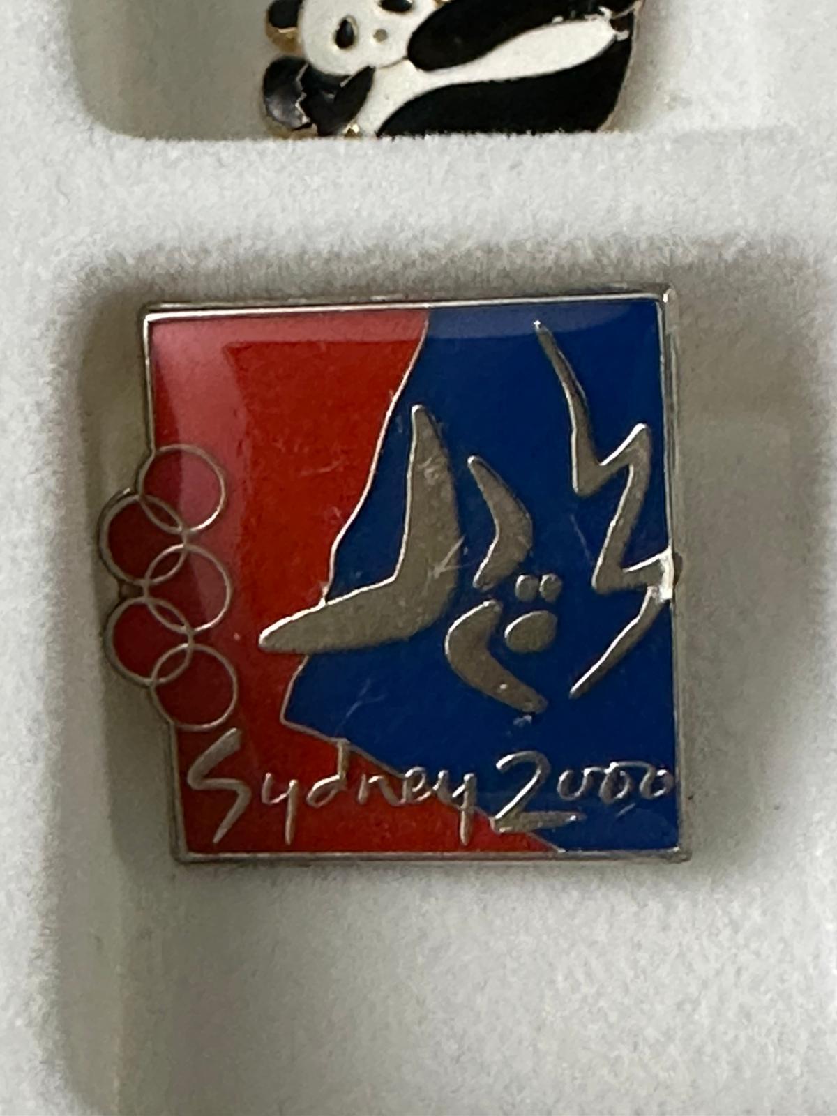 2000オリンピック pins collection 2000 Sydney Olympics Sponsorship Pin Collection In Display