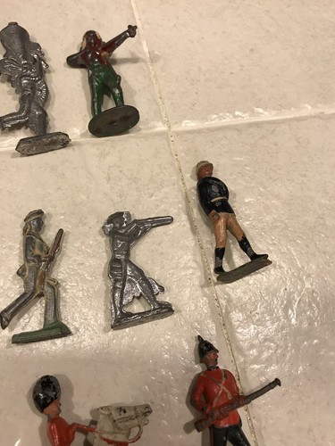 Vintage Lot of 25 Antique Lead Soldiers Indians Toy Soldiers Red Coat/Horse