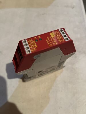 SCIENTIFIC TECHNOLOGIES STI  SR103AM01 SAFETY RELAY AC/DC 24 V