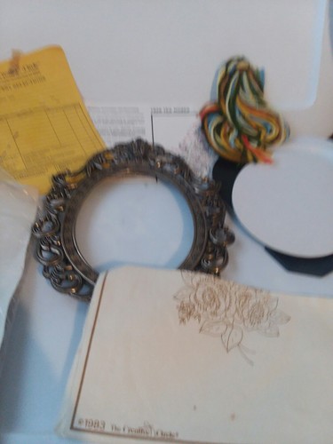 The Creative Circle Crewel Embroidery Kit Tea Roses No. 1926 Vintage 1983 W1