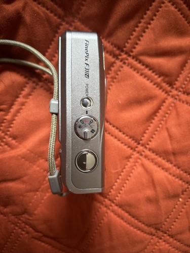 Fujifilm FinePix F31fd Silver 6.3MP Digital Camera 3x Fujifilm FinePix F31fd Silver 6.3MP Digital Camera 3x