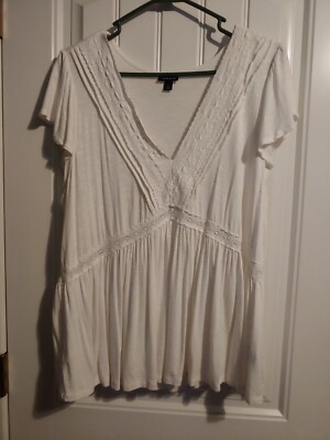 GORGEOUS Torrid White Ruffled V-Neck Top - Plus Size 1 - Romantic & Flowy!