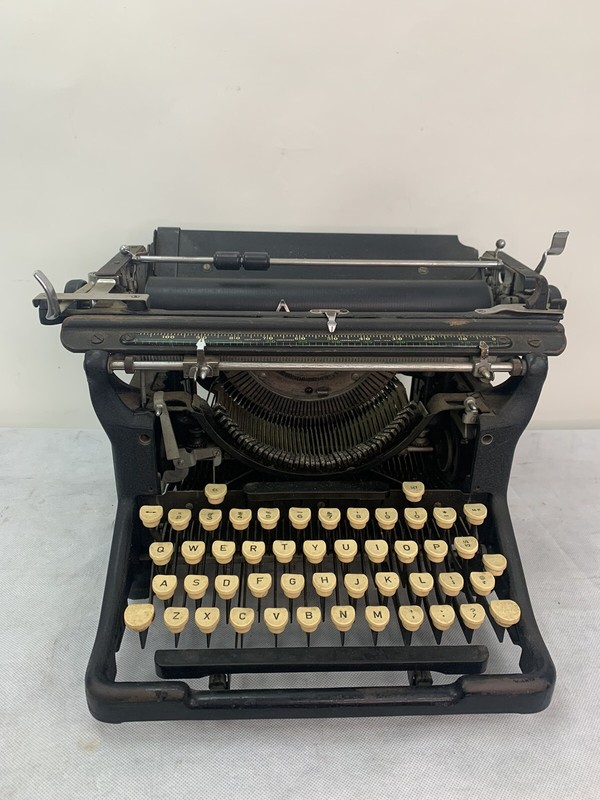 Underwood typewriter photos of Underwood 11 by year then serial number