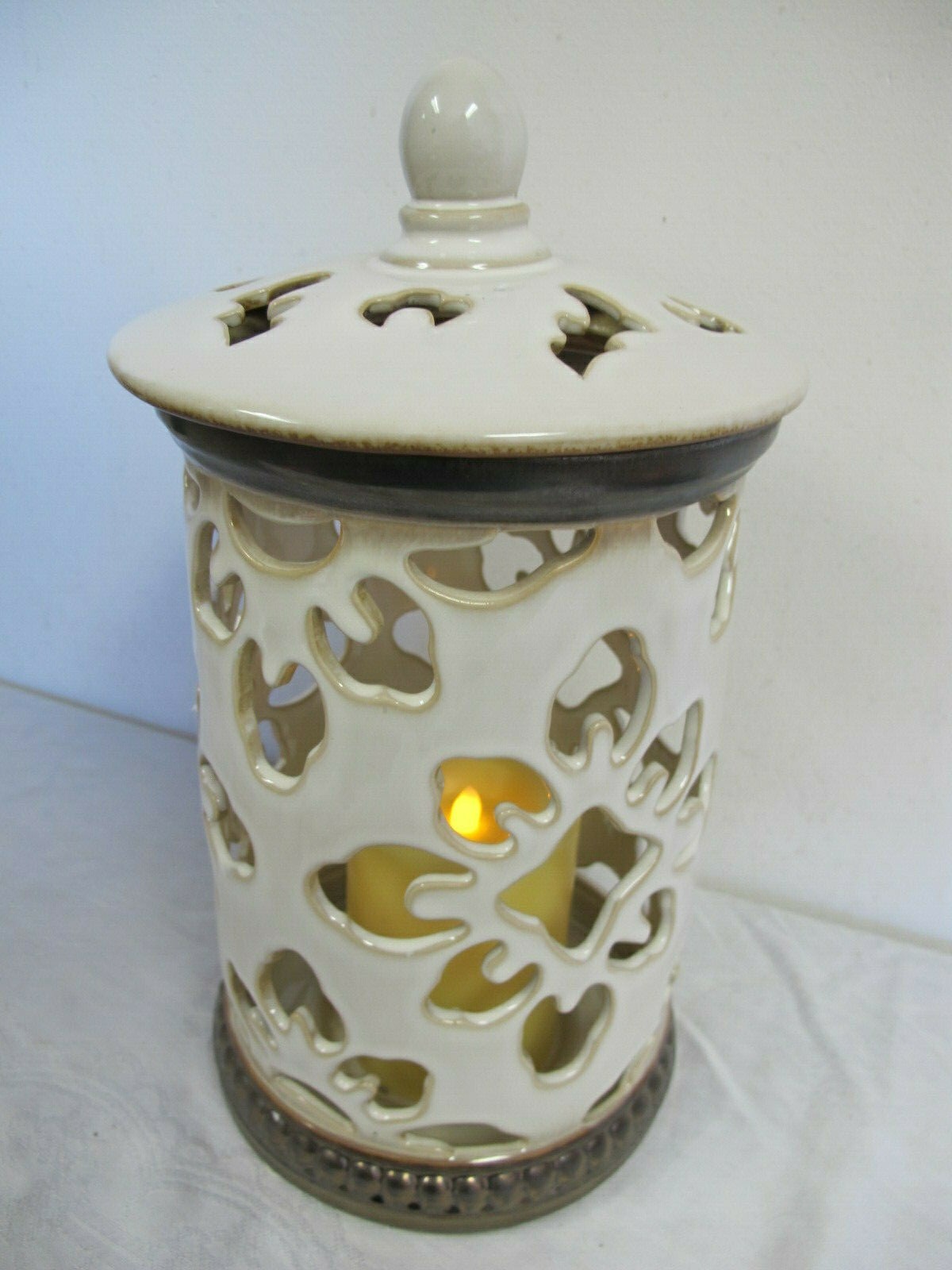 CRACKER BARREL WHITE CERAMIC CANDLEHOLDER WITH FLAMELESS FLICKERING CANDLE