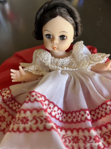 Madame Alexander  Russia DOLL #574  8 Inch