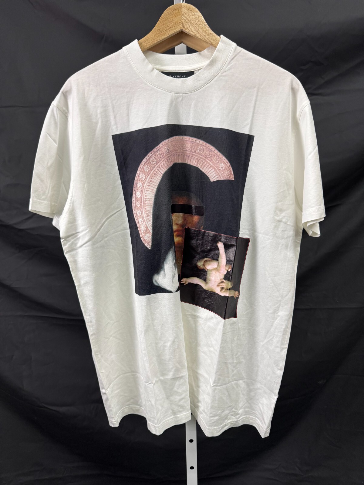 Tシャツ・カットソー GIVENCHY WHITE TOP WITH LOGO PLATE Givenchy T-shirt with logo | Men's Clothing | Vitkac