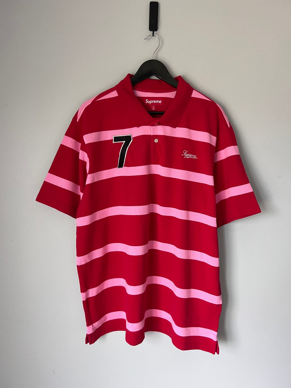 トップス Supreme Cursive Polo \"Red Stripe\" Supreme Cursive Polo (SS25) - $110