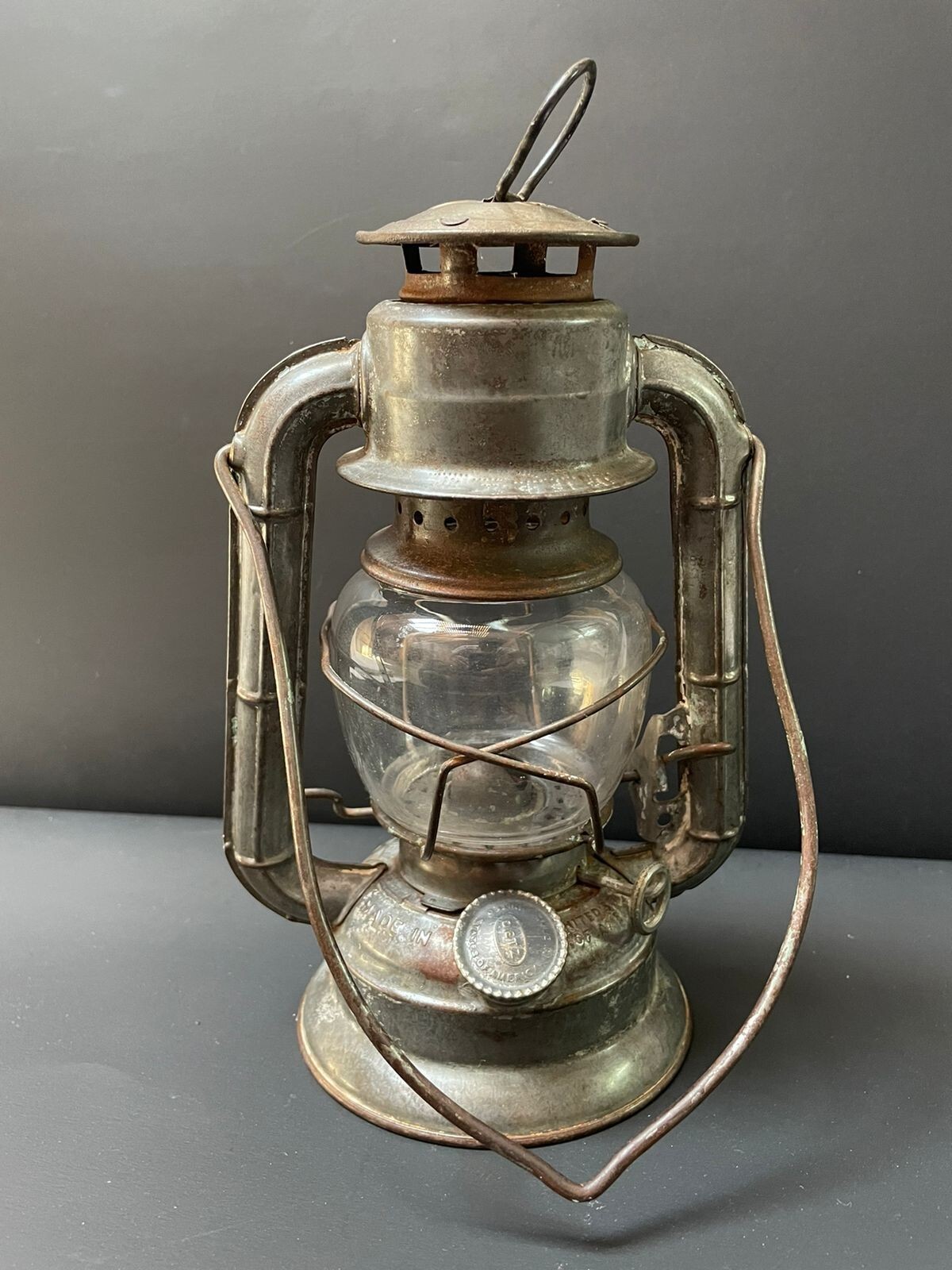 Old Vintage Dietz Comet Iron Kerosene Oil Lamp Lantern With Old Vintage Dietz Comet Iron Kerosene Oil Lamp Lantern With