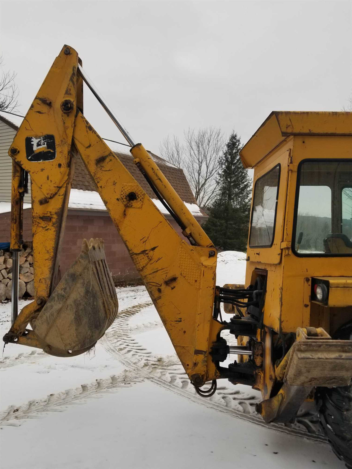 John Deere 410 Backhoe Loader, runs & drives 24