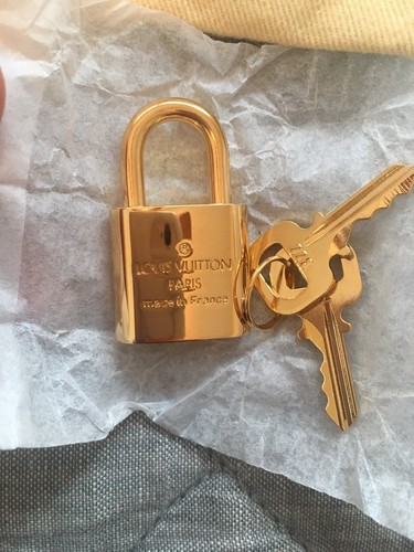 NEW SHINY Louis Vuitton Lock And Keys #322 With Dust Bag