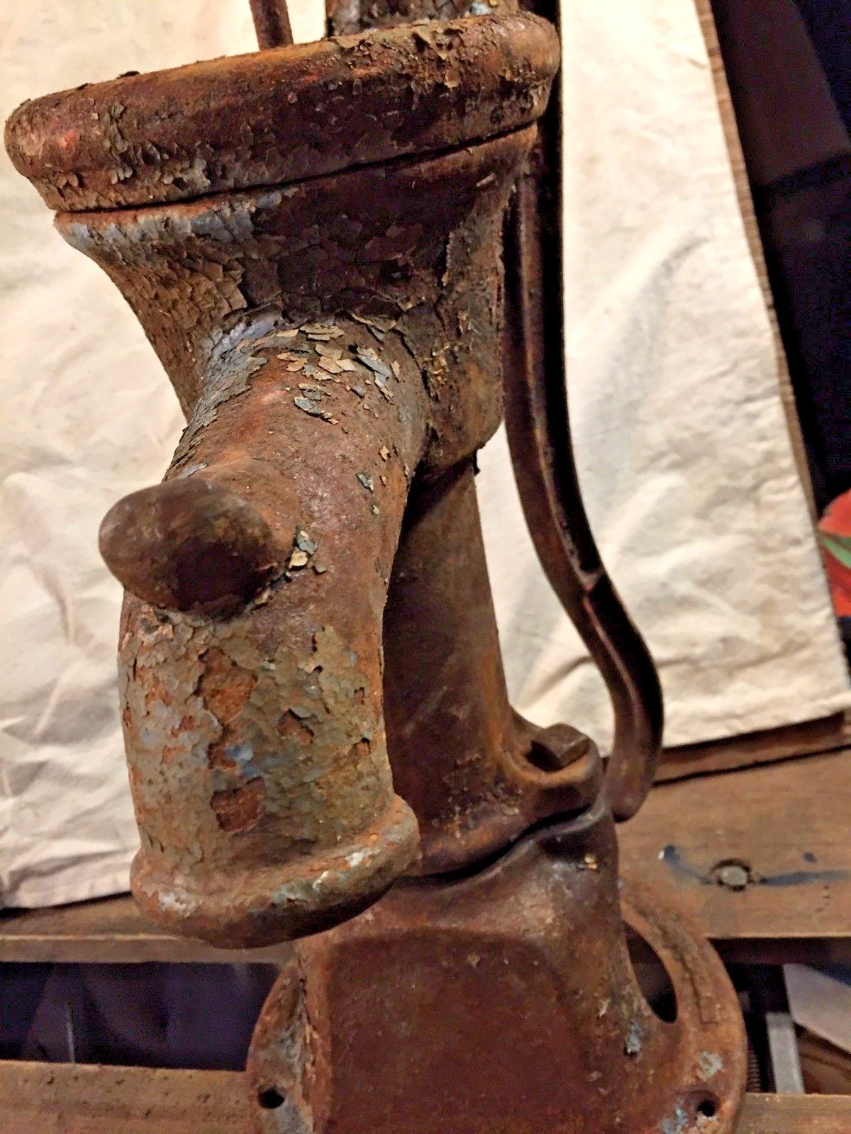 PRIMITIVE Antique UNION BOLT CAST IRON HAND WATER PUMP