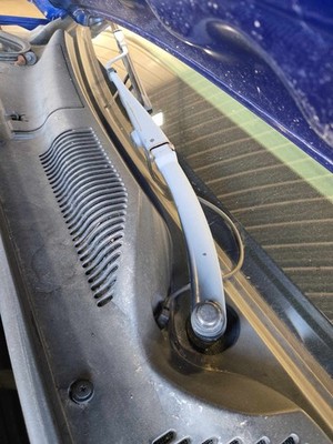 Used Right Wiper Arm fits: BUICK LUCERNE 06 07 08 09 10 11