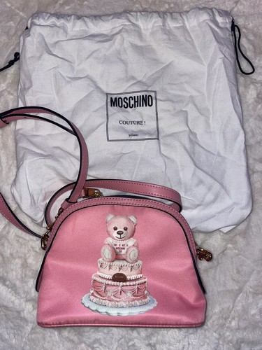 バッグ・カバンその他 Moschino SS25 Moschino Bear Bag (MC4274PP0M OX1 999) Moschino Bear Bag MC4274PP0M.OX1-999 MULTI | IlDuomo