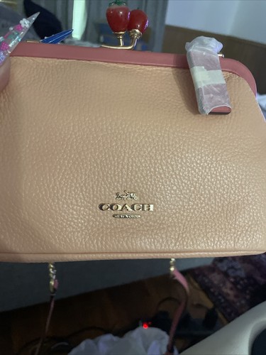 ♡最終値下価格♡COACH STRWB NORA ポーチ エレクトリックレッド