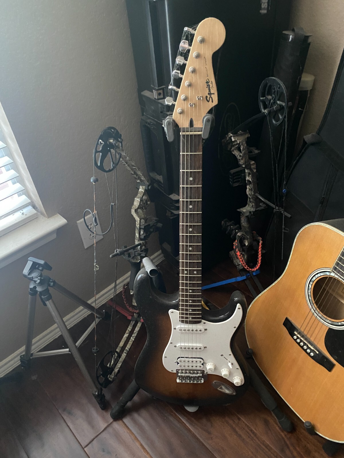 Fender 371001532 Squier Bullet Strat Guitar - Brown w/case Fender 371001532 Squier Bullet Strat Guitar - Brown w/case