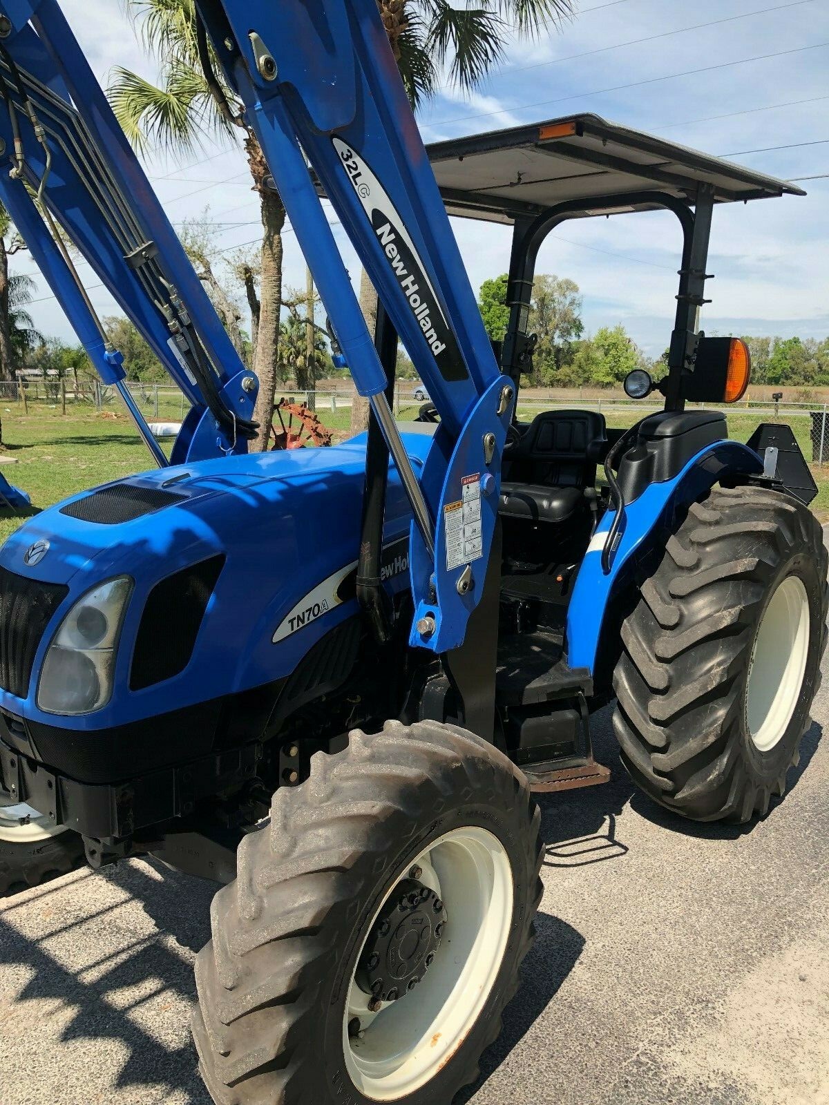 New Holland tn70a 4x4 tractor loader 900 hours