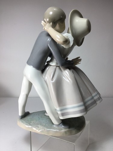 LLADRO Retired Porcelain Figurine Waltz Time # 4856 Precious Love Couple Kissing