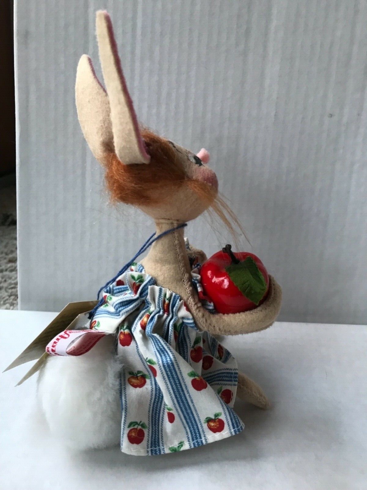 VINTAGE Annalee 7” Easter Bunny w/ Pink Ears & Holding Apple--1995 CUTE!!