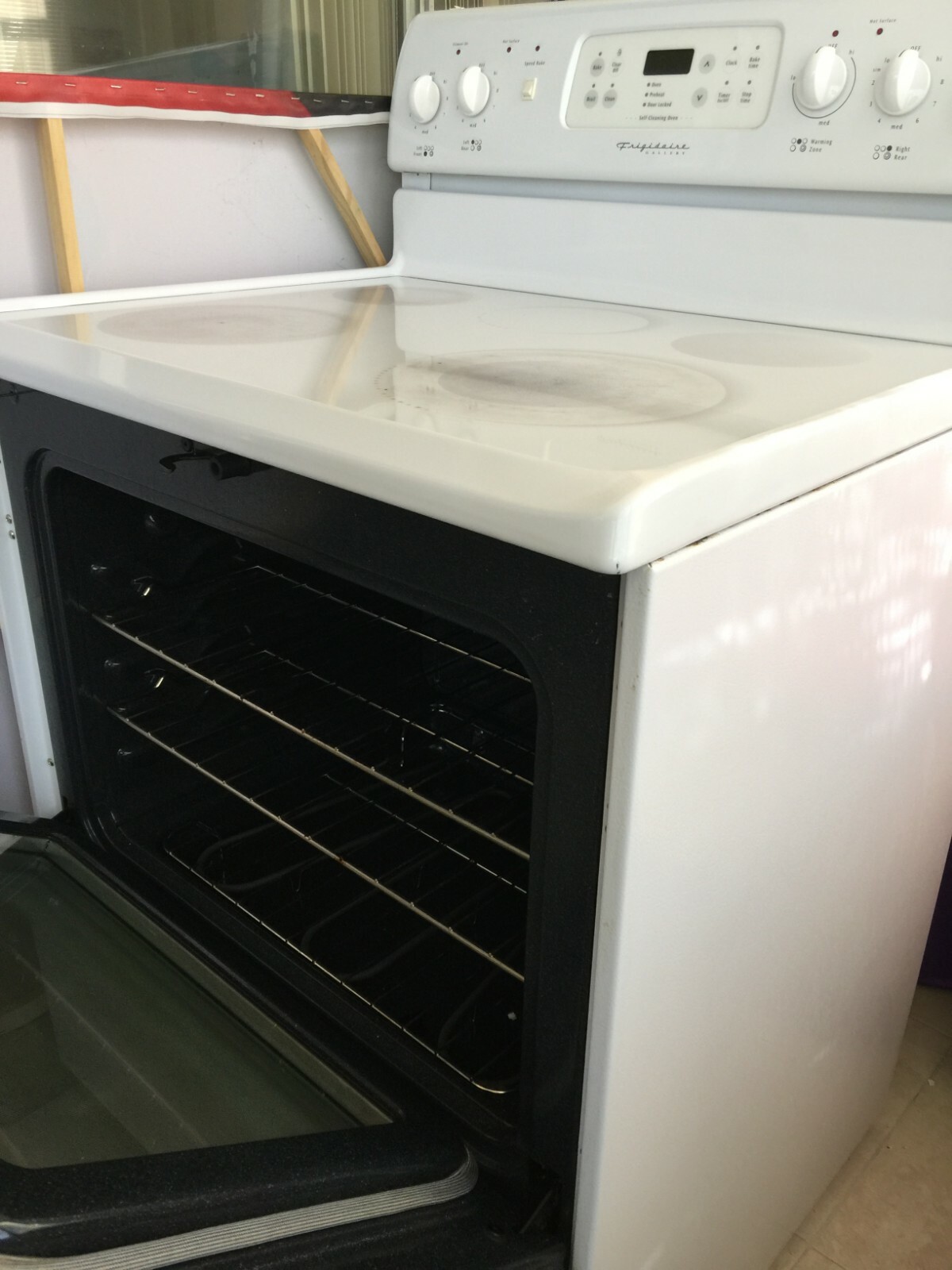 FRIGIDAIRE ELECTRIC RANGE  GLASS TOP WHITE EXCELLENT CONDITION USED