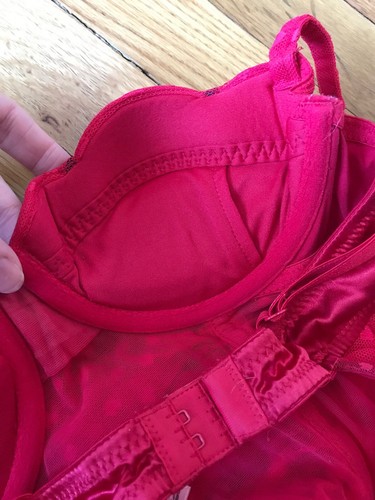 EUC Victoria’s secret 34b Teddy Red Lace Lingerie Hearts Padded