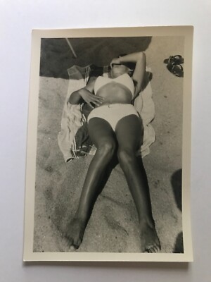 Snapshot Photo originale vintage Femme allongée maillot de bain plage - SB565