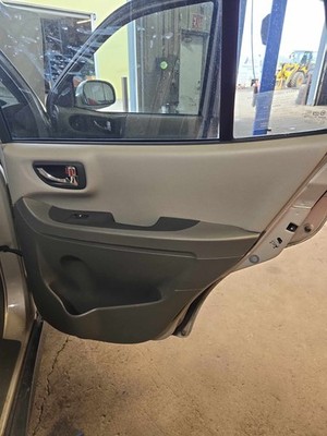Used Right Rear Door Trim Panel fits: HYUNDAI SANTA FE Right 03 04 05