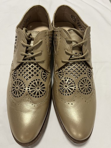 Womens size 40 US 8.5 Lace Oxford Shoes Gold Beige Cutout