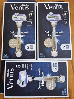 Lot Of 3 New Gillette Venus Platinum Extra Smooth Women's Razor 