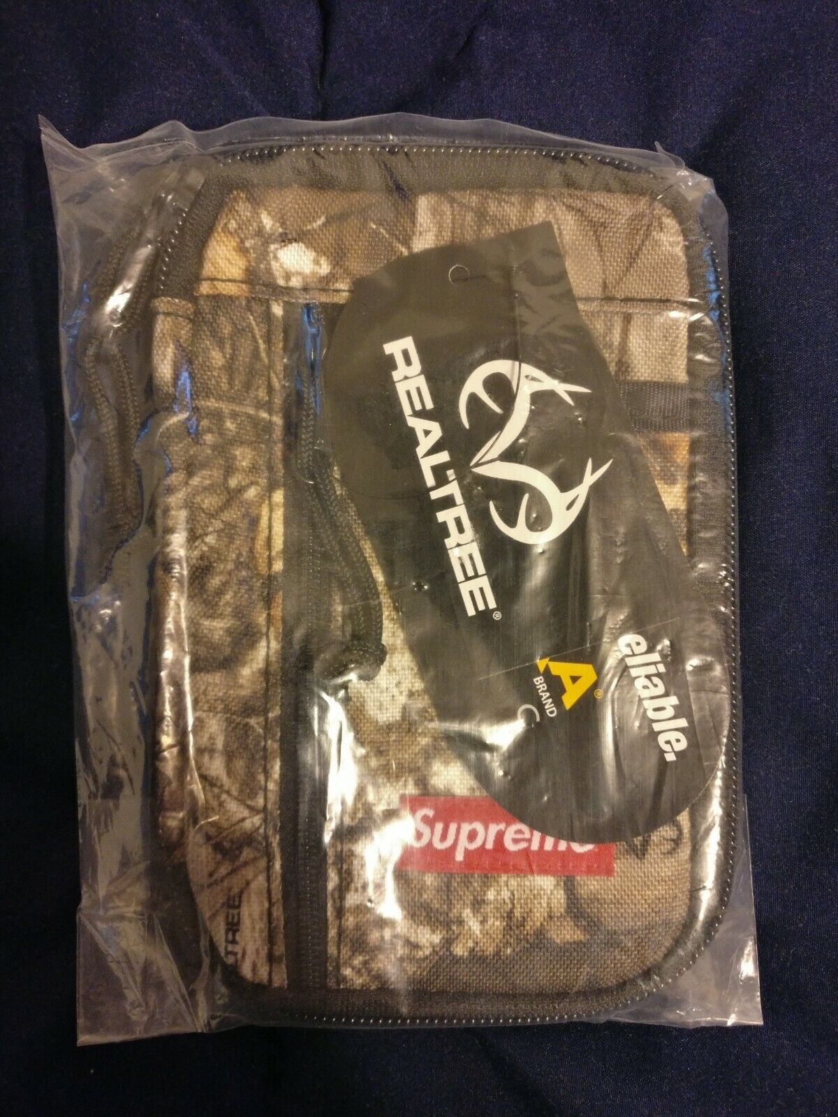 Supreme Wallet Zip Pouch REALTREE OS FW19 BRAND NEW, 100% AUTHENTIC DEADSTOCK DS Supreme Wallet Zip Pouch REALTREE OS FW19 BRAND NEW, 100% AUTHENTIC DEADSTOCK DS