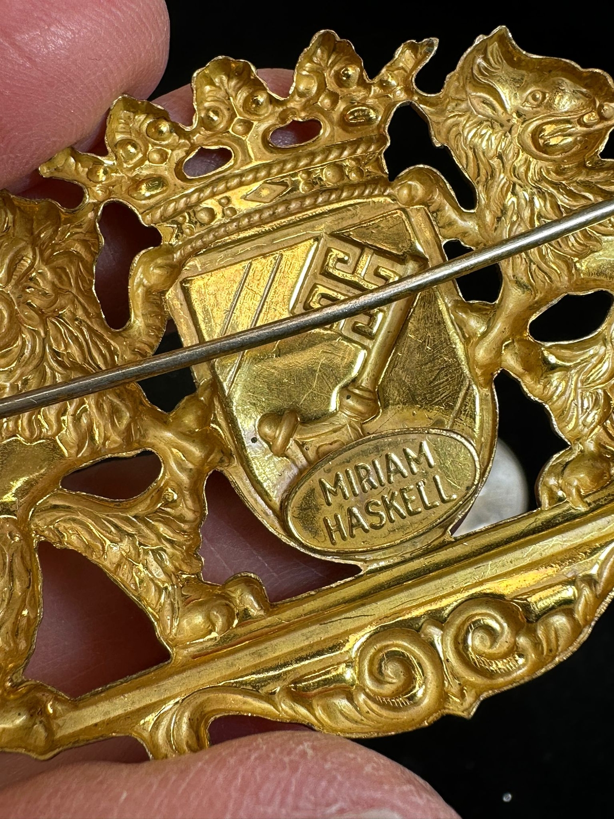 MIRIAM HASKELL ヴィンテージブローチ　ゴールド　イギリス紋章 VINTAGE MIRIAM HASKELL PROVIDENTIAE MEMOR LION CREST PIN