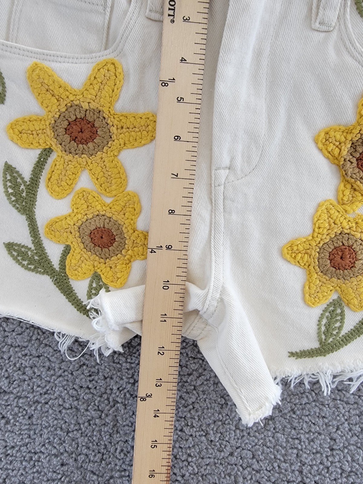 BLANKNYC Embroidered Denim Shorts Women's 24 Ray of Sunshine Button Zip Closure - Picture 8 of 18