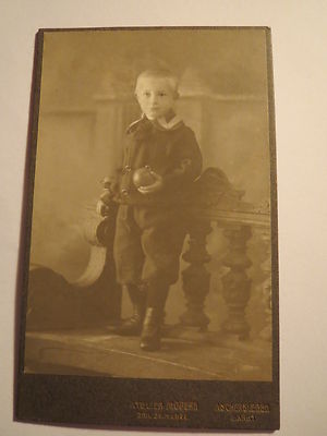 Aschersleben - stehender Junge mit Ball in der Hand - Portrait / CDV