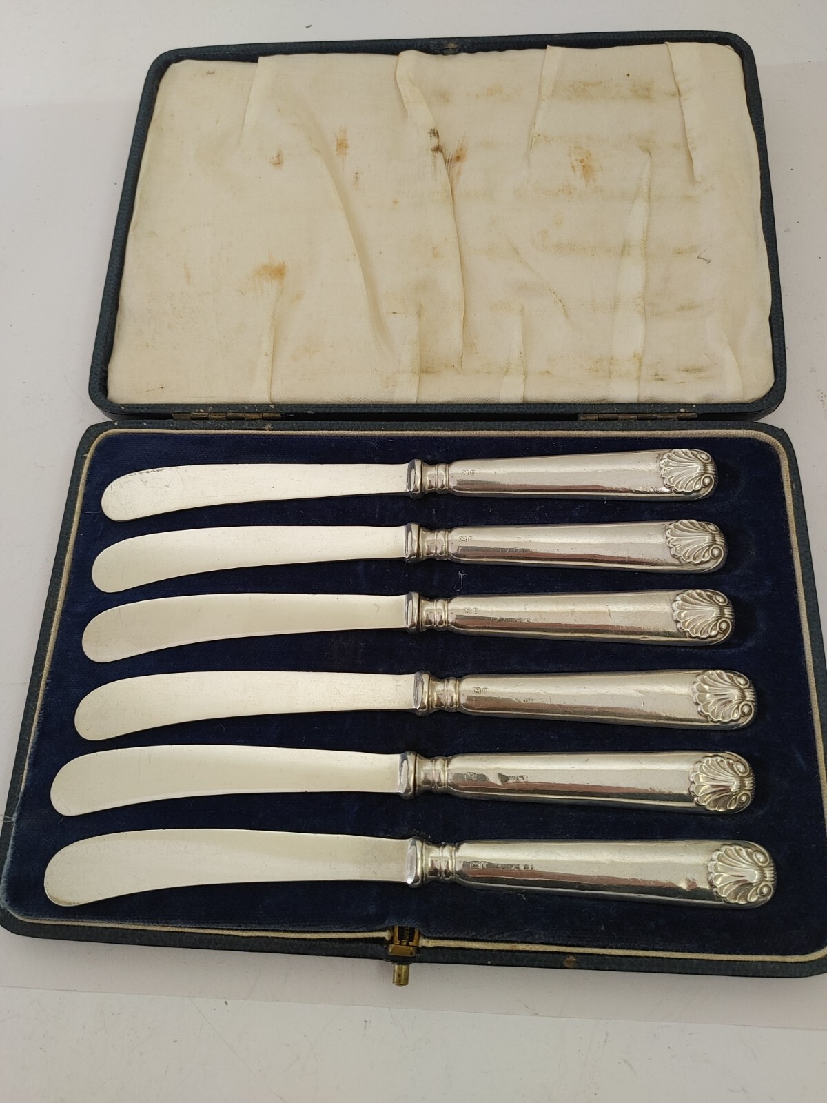 A cased set of sterling silver George V pate knives 1928 Sheffield