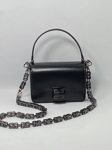 新品未使用 GIVENCHY 4G Light Flat Belt Bag 黒 Small 4G Liquid pouch in Box leather with chain in - black